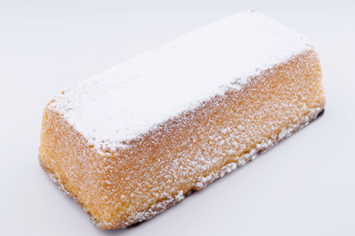 Zitronen-Cake mit Zuckerkruste